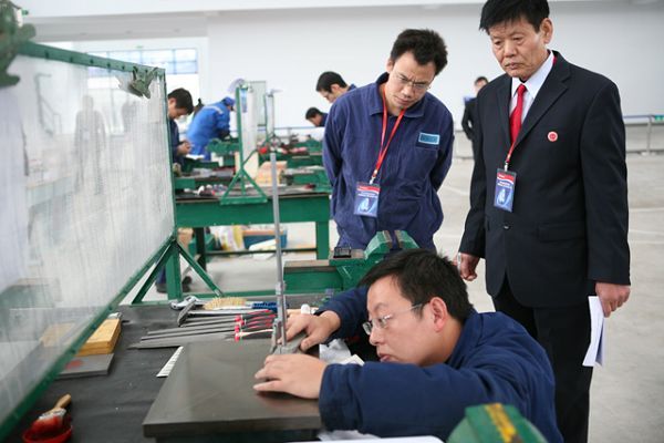 吉利首屆模具工職業技能比武大賽在臨海開鑼，助推職業技能培訓新高度